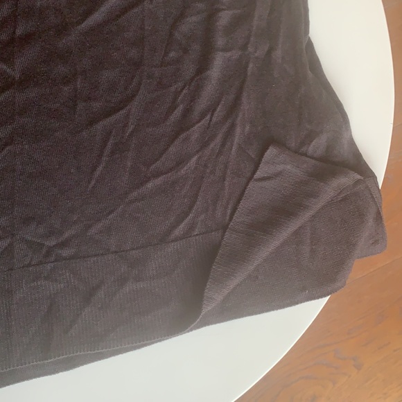 H&M size XS black t-shirt jumper. Never worn. Can fit size small also. Boxy fit. - Picture 6 of 10